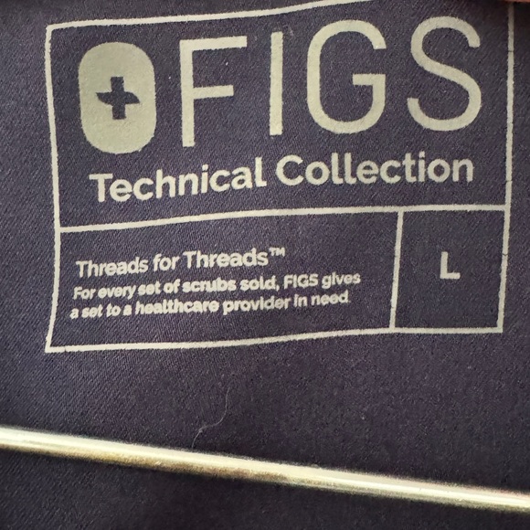 Figs Deep Blue Scrub Top v neck blue camo lined pocket size Lg - Picture 3 of 8